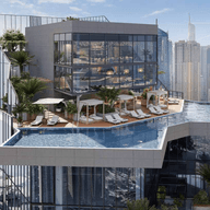 Dachterrasse mit modernem Glasgebäude, Pool, Liegen und Begrünung mit Blick auf eine urbane Skyline mit hohen Wolkenkratzern im Hintergrund.