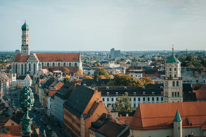 Luftaufnahme der Stadtgebäude bei Tageslicht in Augsburg, Bayern