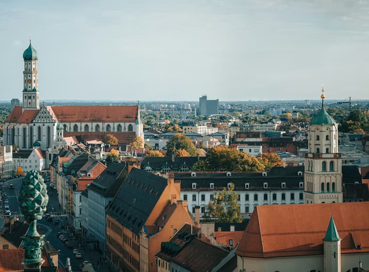 Luftaufnahme der Stadtgebäude bei Tageslicht in Augsburg, Bayern