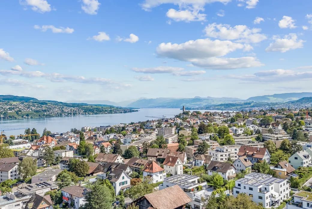 Luftaufnahme vom linken Ufer des Zürichsees mit Bahnanbindung – Wohnen in zentraler Lage