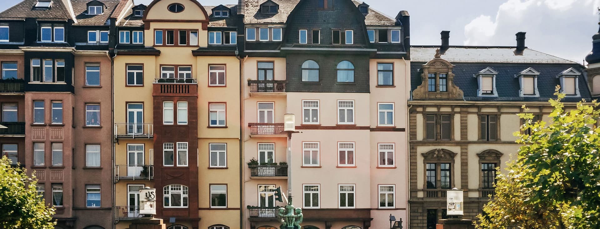 Frankfurter Altbaufassaden - Blick von einer Brücke, die von der Seite zu sehen ist