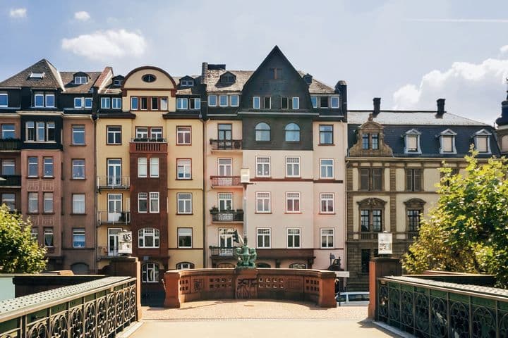 Frankfurter Altbaufassaden - Blick von einer Brücke, die von der Seite zu sehen ist