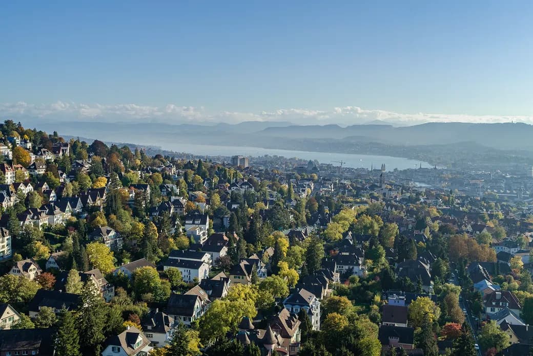 Panoramablick vom Zürichberg auf Zürich und den See – Toplage mit gehobenem Wohnambiente