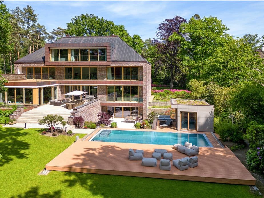 Moderne Luxusvilla mit Pool und Garten im Hamburger Nordosten als Beispiel für eine professionelle Marktwertanalyse beim Immobilienverkauf.