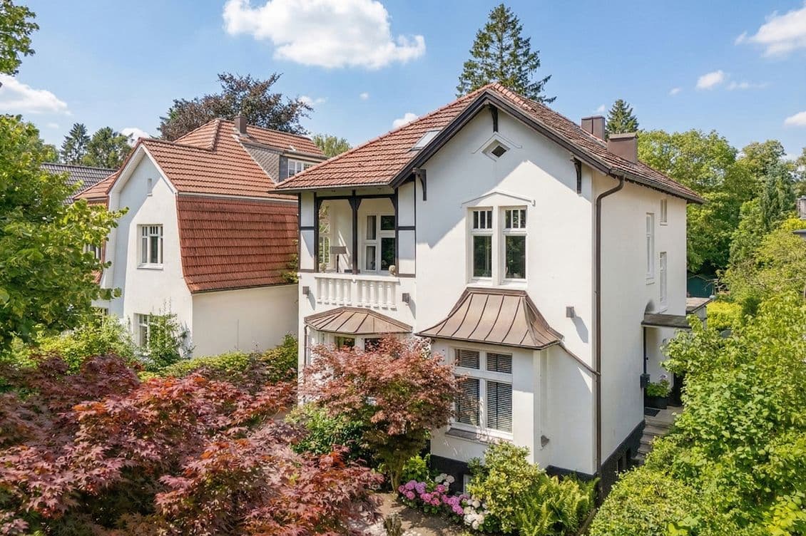 Klassische Stadtvilla mit Garten im Hamburger Nordosten als Beispiel für eine Luxusimmobilie in gefragter Wohnlage.