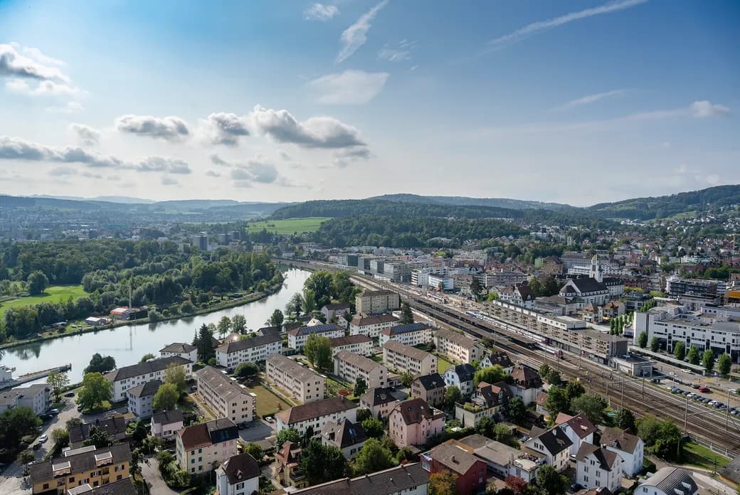 Luftaufnahme vom Limmattal mit Fluss, Bahnlinie und Siedlungen – moderne Region mit Perspektive