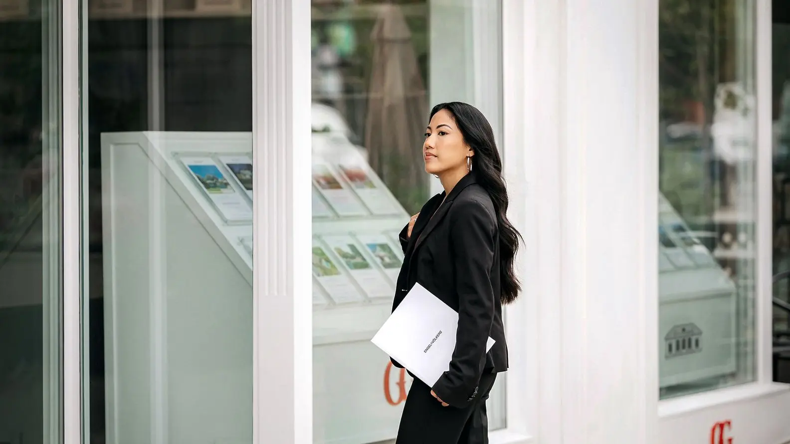Picture of a female agent walking into the Engel & Völkers Shop