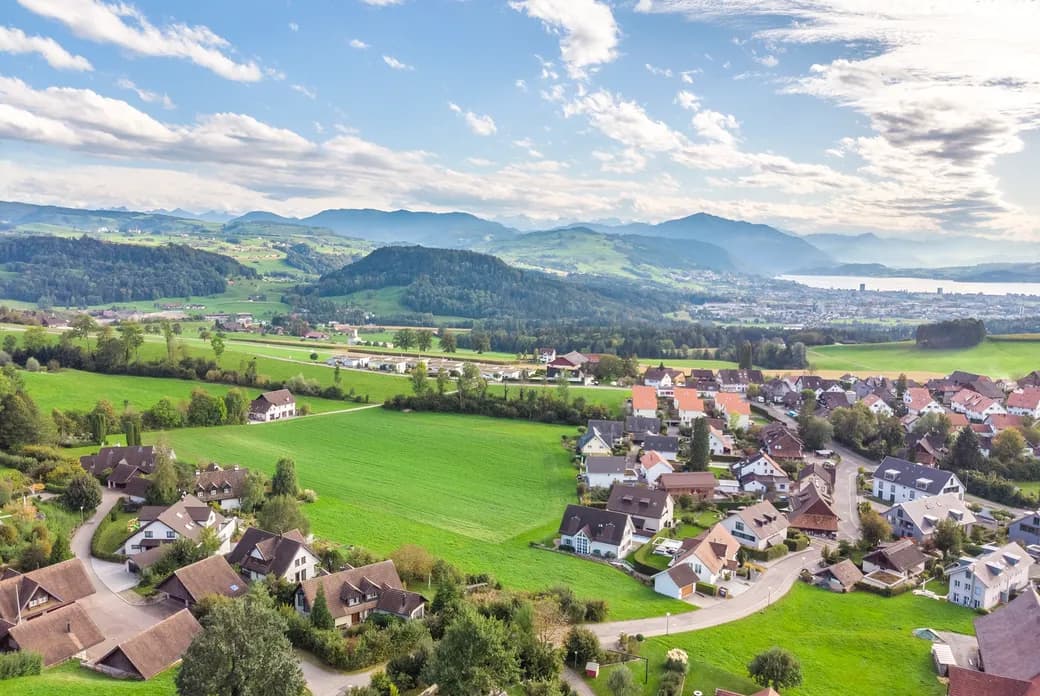 Sanfte Hügellandschaft mit Dörfern im Knonaueramt – ideal für naturnahes Wohnen