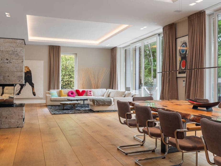 Moderner Wohn- und Essbereich einer Luxusimmobilie im Hamburger Nordosten als Beispiel für Premium-Objekte im internationalen Käufernetzwerk.