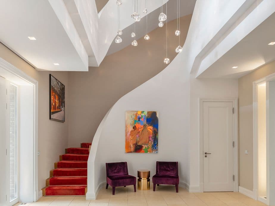 Hochwertiges Interieur einer Luxusimmobilie mit Panoramafenstern und Blick ins Grüne als Beispiel für ein Premium-Exposé von Engel & Völkers.