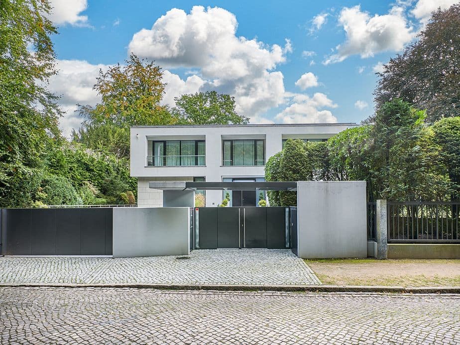 Architektenvilla mit moderner Fassade im Hamburger Nordosten als Beispiel für diskrete Vermarktung exklusiver Immobilien.