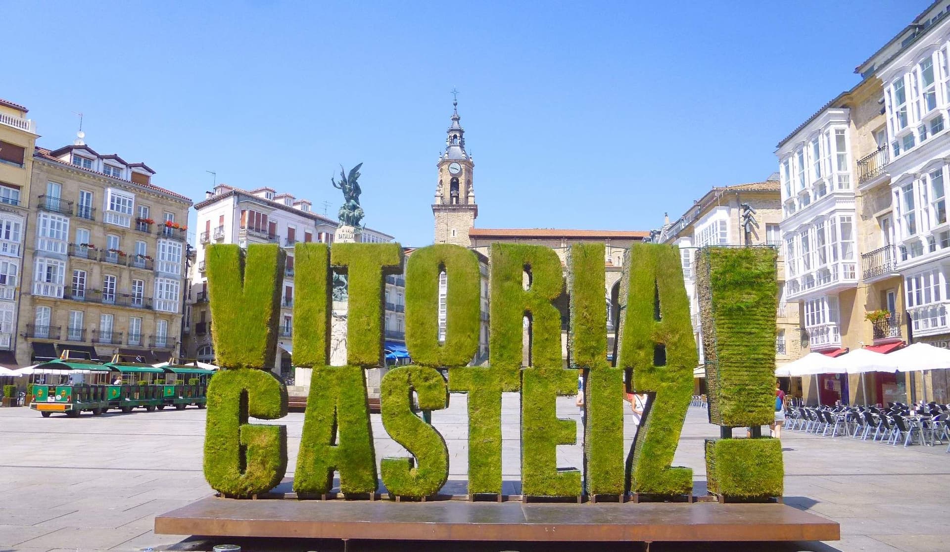 Ein Blick auf Vitoria-Gasteiz vom Platz Virgen Blanca im Sommer.