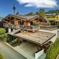 Hochwertiges Chalet in den Kitzbüheler Alpen mit Holzbalkonen, Garten und malerischem Bergpanorama.