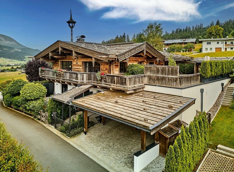 Hochwertiges Chalet in den Kitzbüheler Alpen mit Holzbalkonen, Garten und malerischem Bergpanorama.
