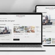 Laptop, Tablet und Smartphone mit einer Immobilienkurs-Plattform-Oberfläche auf weißem Hintergrund.