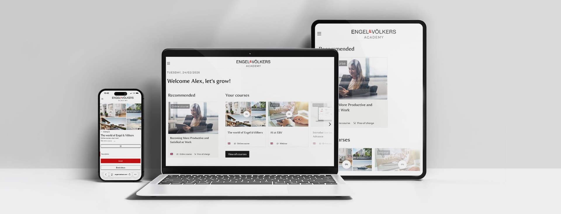 Laptop, Tablet und Smartphone mit einer Immobilienkurs-Plattform-Oberfläche auf weißem Hintergrund.