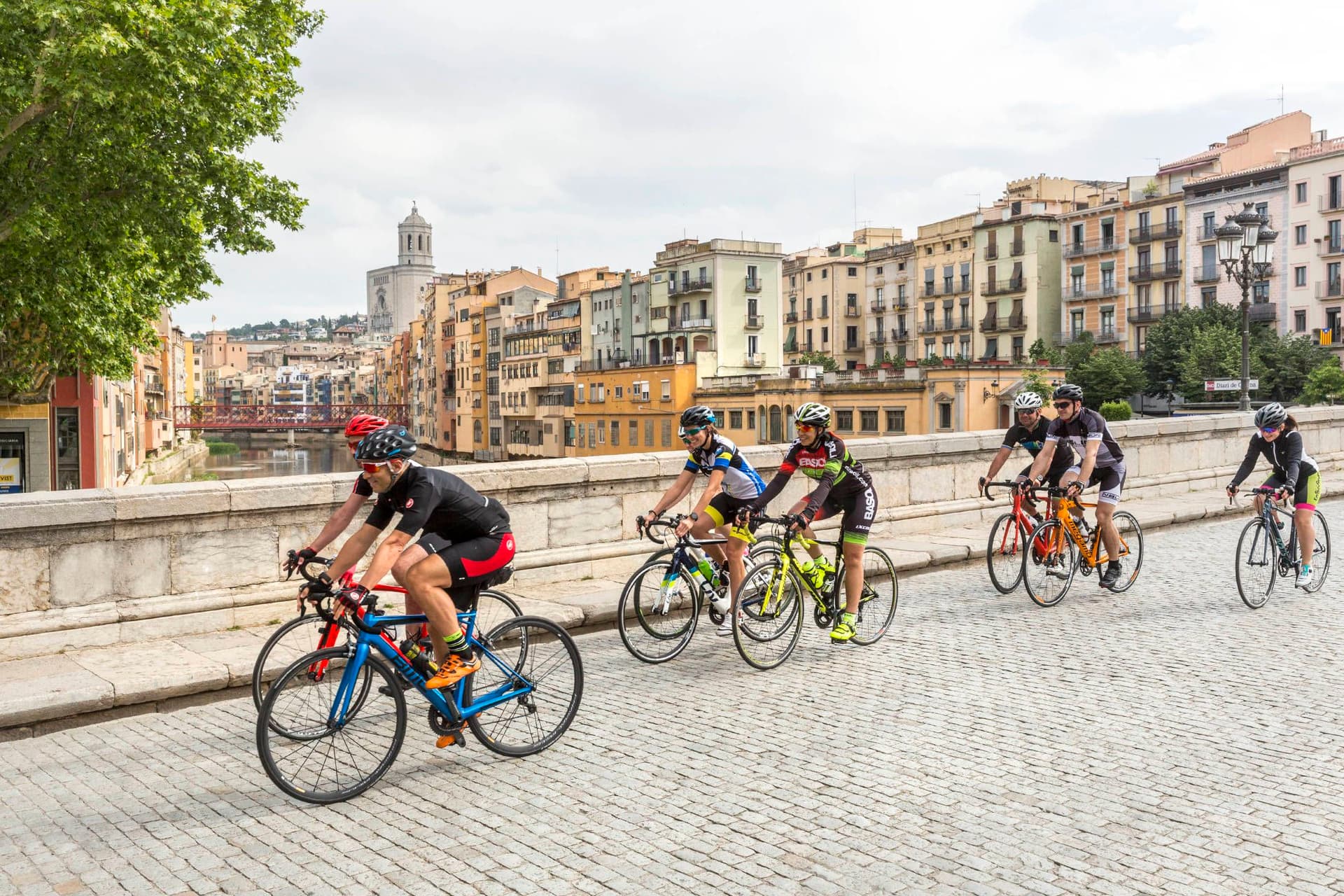 Grupo de ciclistas por el caso histórico de Girona