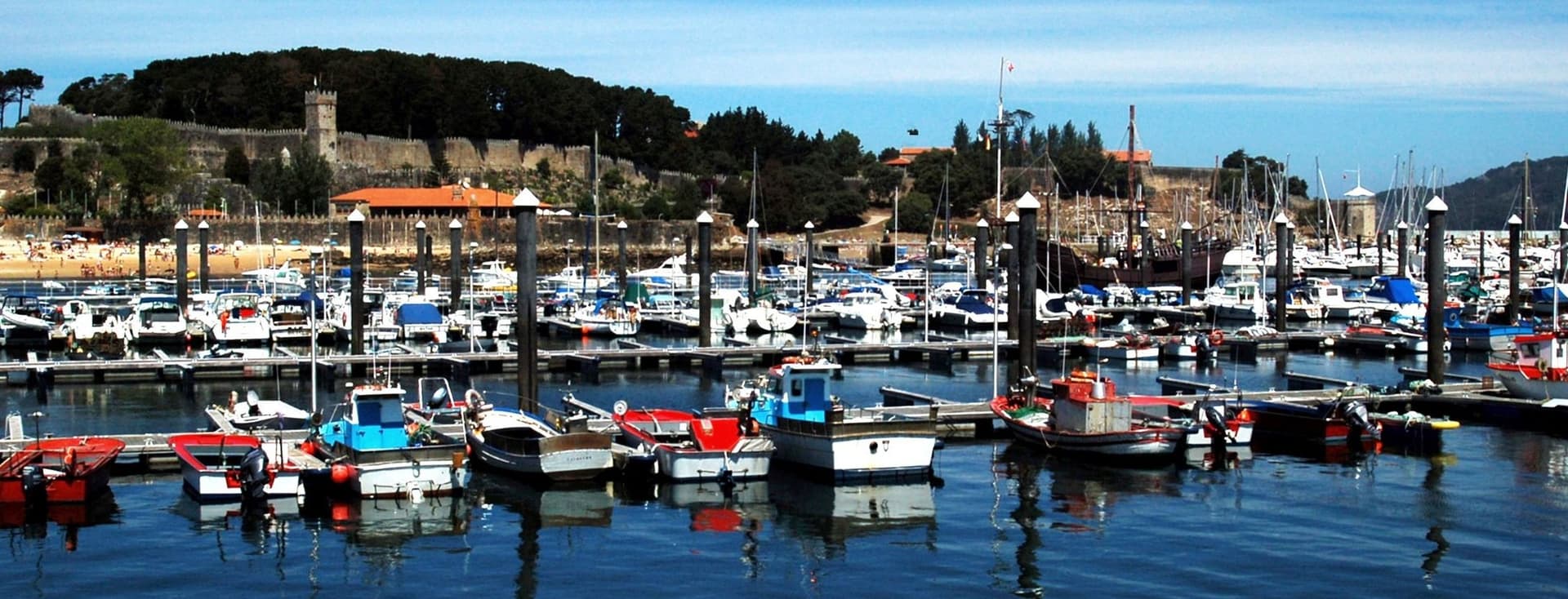 Vista del puerto de Baiona