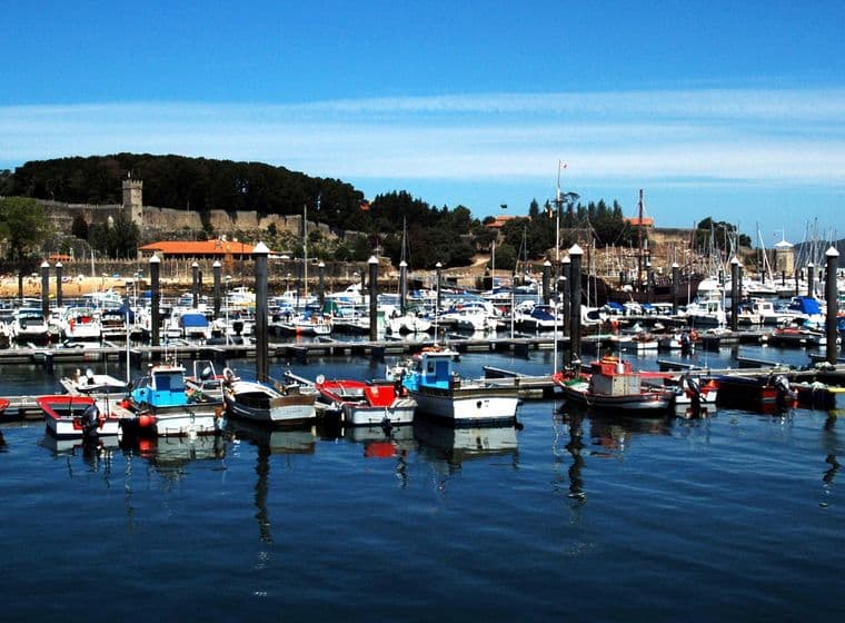 Vista del puerto de Baiona