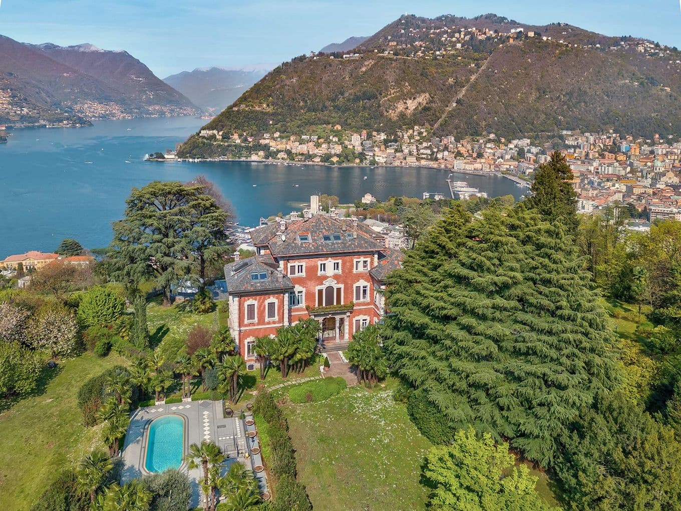 Historische Villa mit Pool und parkähnlichem Garten oberhalb von Como, mit Blick auf den Comer See und die umliegenden Berge.