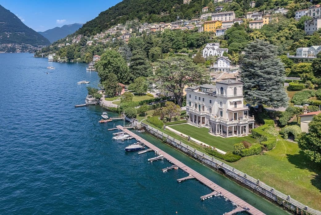 Luftaufnahme einer Villa mit privatem Bootsanleger direkt am Comer See