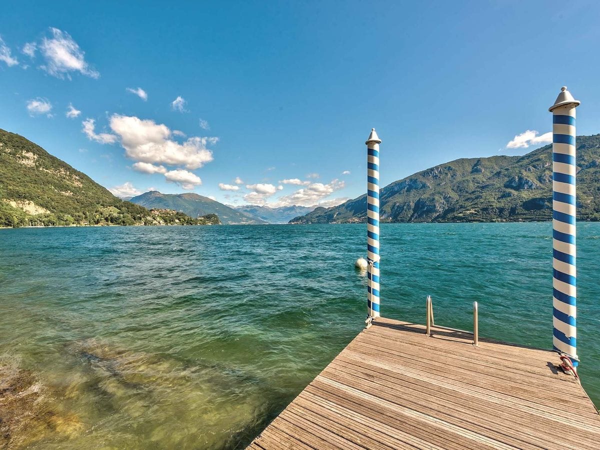 Hölzerner Bootssteg mit Anlegepfählen am Comer See