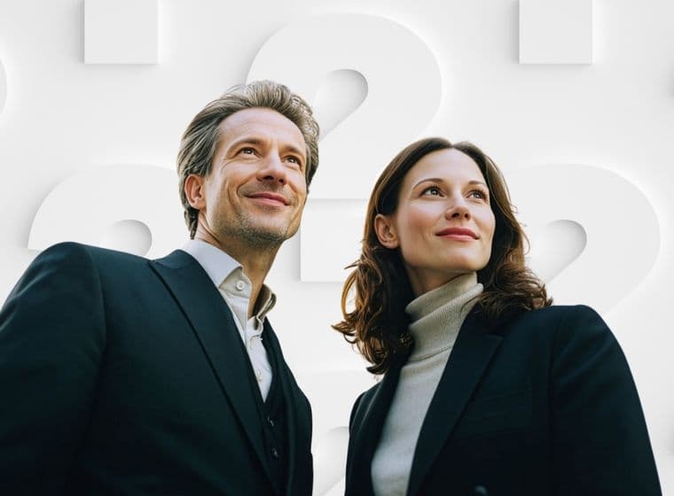 Ein Mann und eine Frau in Business-Kleidung blicken selbstbewusst nach oben, während sie vor einem Hintergrund aus großen weißen Fragezeichen stehen.