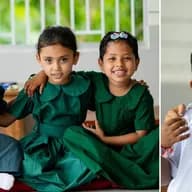 Sechs fröhliche Kinder: Vier Mädchen in grünen Kleidern sitzen links beieinander, zwei Jungen in weißen Hemden lächeln rechts.