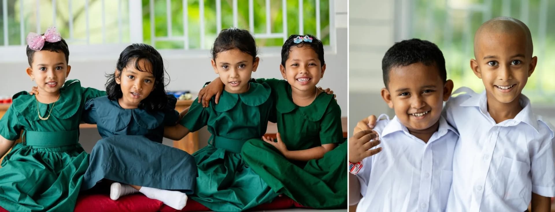 Sechs fröhliche Kinder: Vier Mädchen in grünen Kleidern sitzen links beieinander, zwei Jungen in weißen Hemden lächeln rechts.