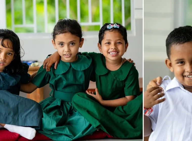 Sechs fröhliche Kinder: Vier Mädchen in grünen Kleidern sitzen links beieinander, zwei Jungen in weißen Hemden lächeln rechts.