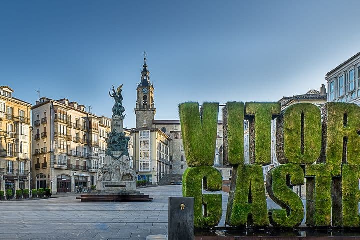 Vista de las letras de Vitoria - Virgen Blanca