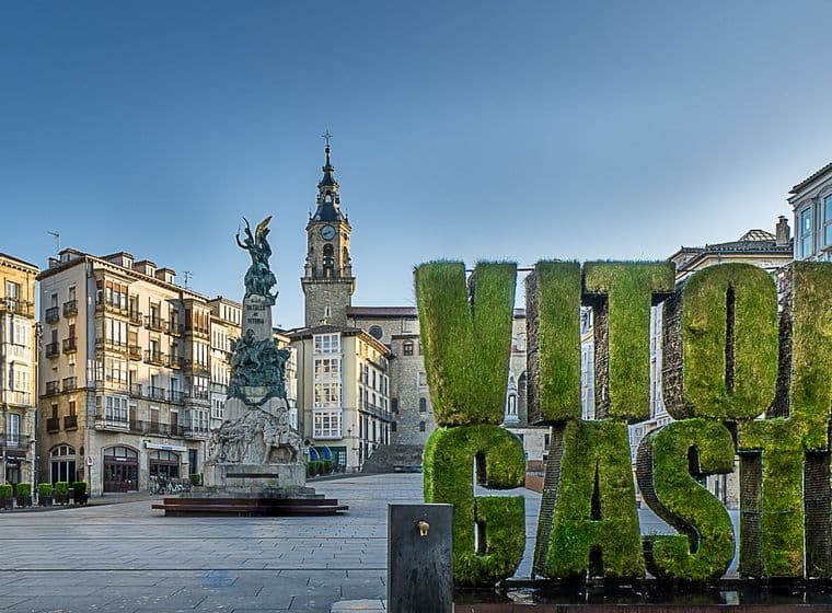 Vista de las letras de Vitoria - Virgen Blanca