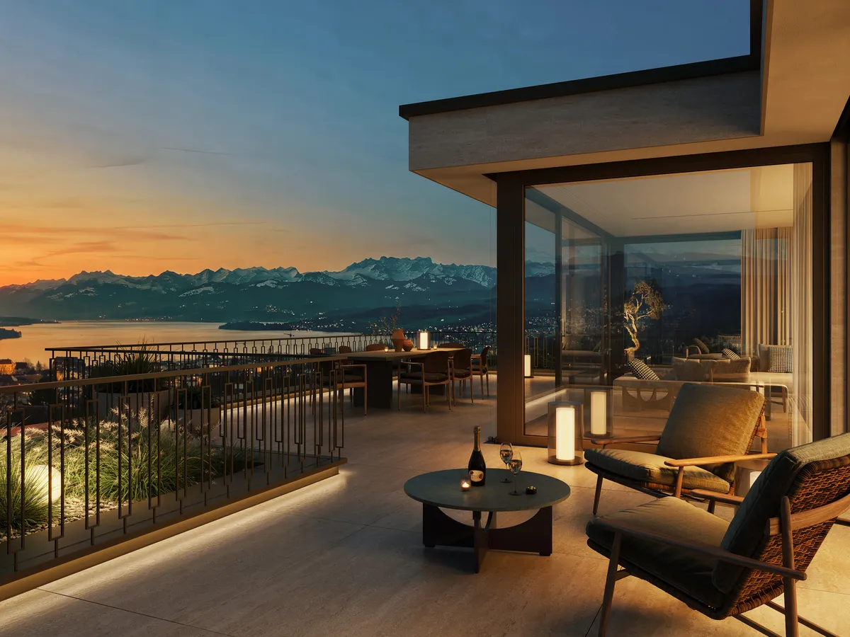 Moderne Terrasse mit Ess- und Loungebereich und Blick auf den Zürichsee, den Sonnenuntergang und die Berge.