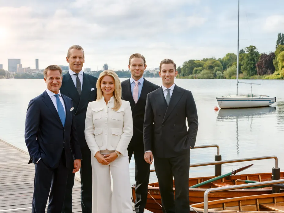 Team von Engel & Völkers Immobilienexperten im Gespräch