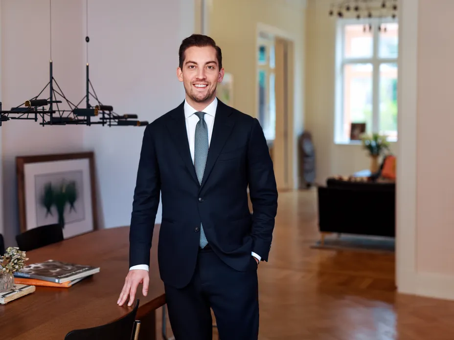 Immobilienberater von Engel & Völkers bei der Immobiliensuche an der Alster in Hamburg