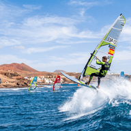 Deportista practicando deporte acuático en Gran Canaria