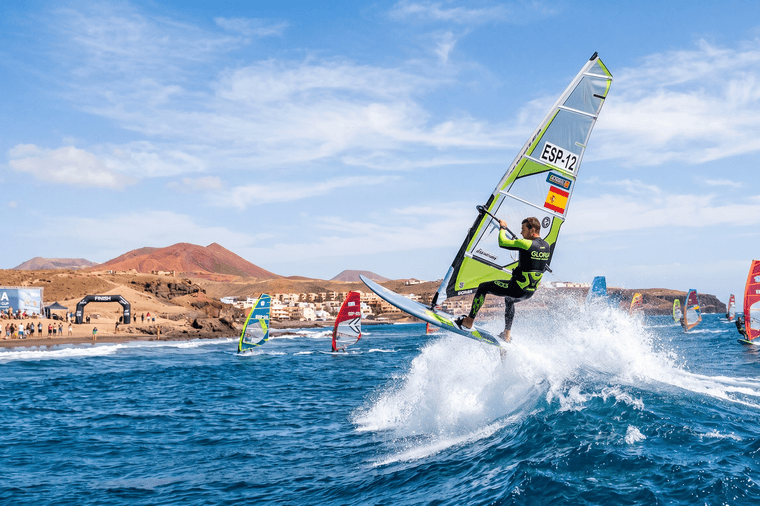 Deportista practicando deporte acuático en Gran Canaria