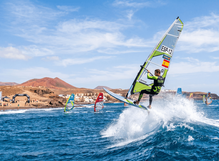 Deportista practicando deporte acuático en Gran Canaria