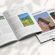 Ein aufgeklappter und zwei geschlossene Marktberichte auf weißem Hintergrund