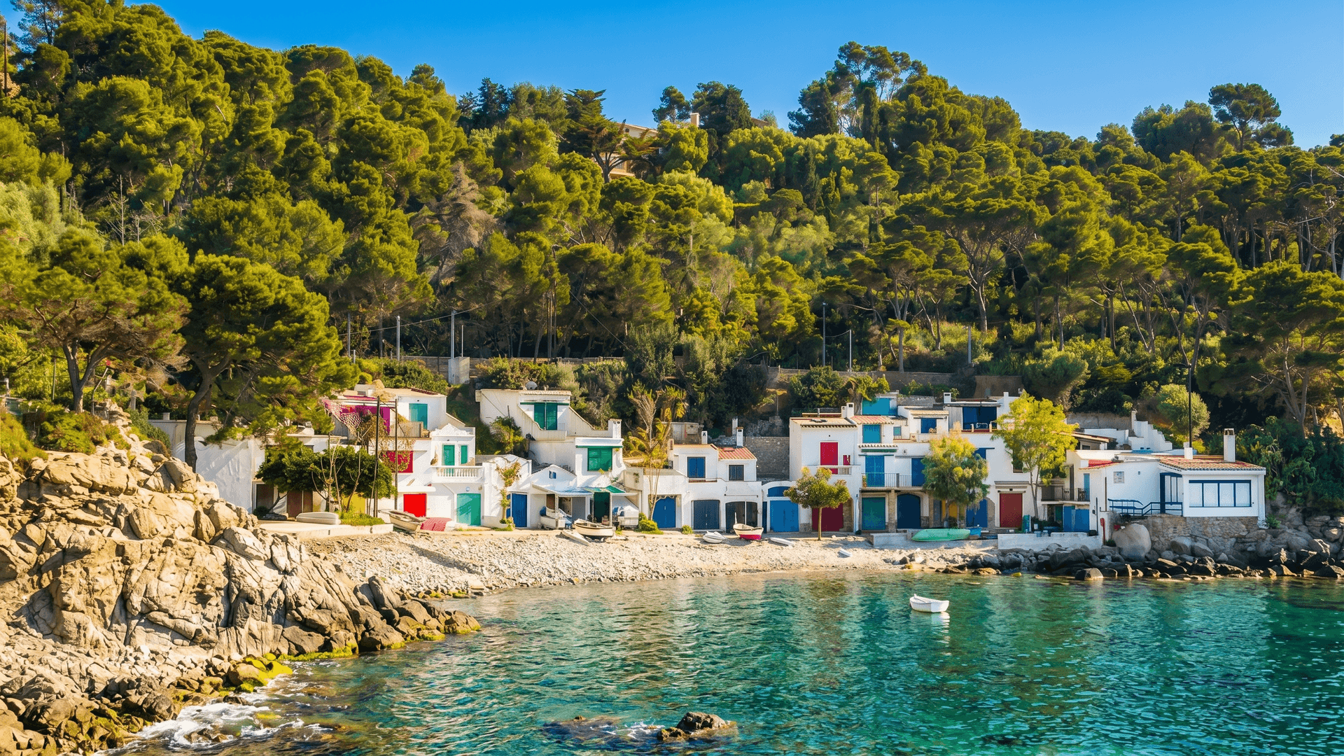 Vista de una playa con casitas en primera línea
