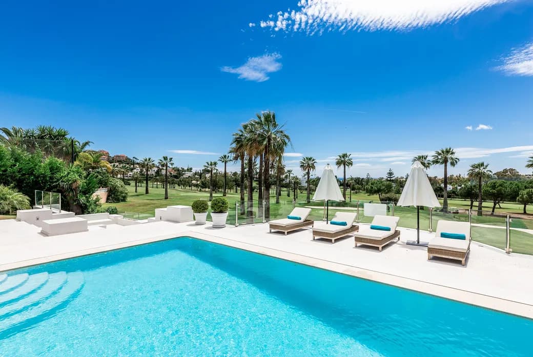 Property next to the golf course with private pool