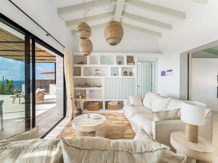 Sala d’estar lluminosa a Menorca amb disseny mediterrani, materials naturals i una atmosfera residencial acollidora