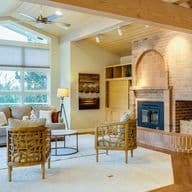 Salón elegante decorado con muebles elegantes