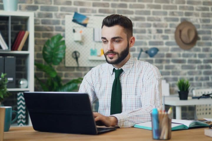 Hombre trabajando en un portátil