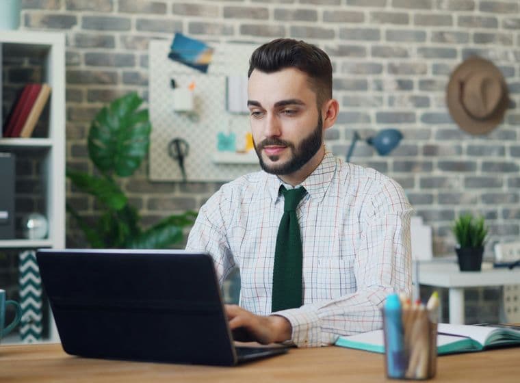 Hombre trabajando en un portátil