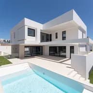 Vista de una casa moderna con piscina