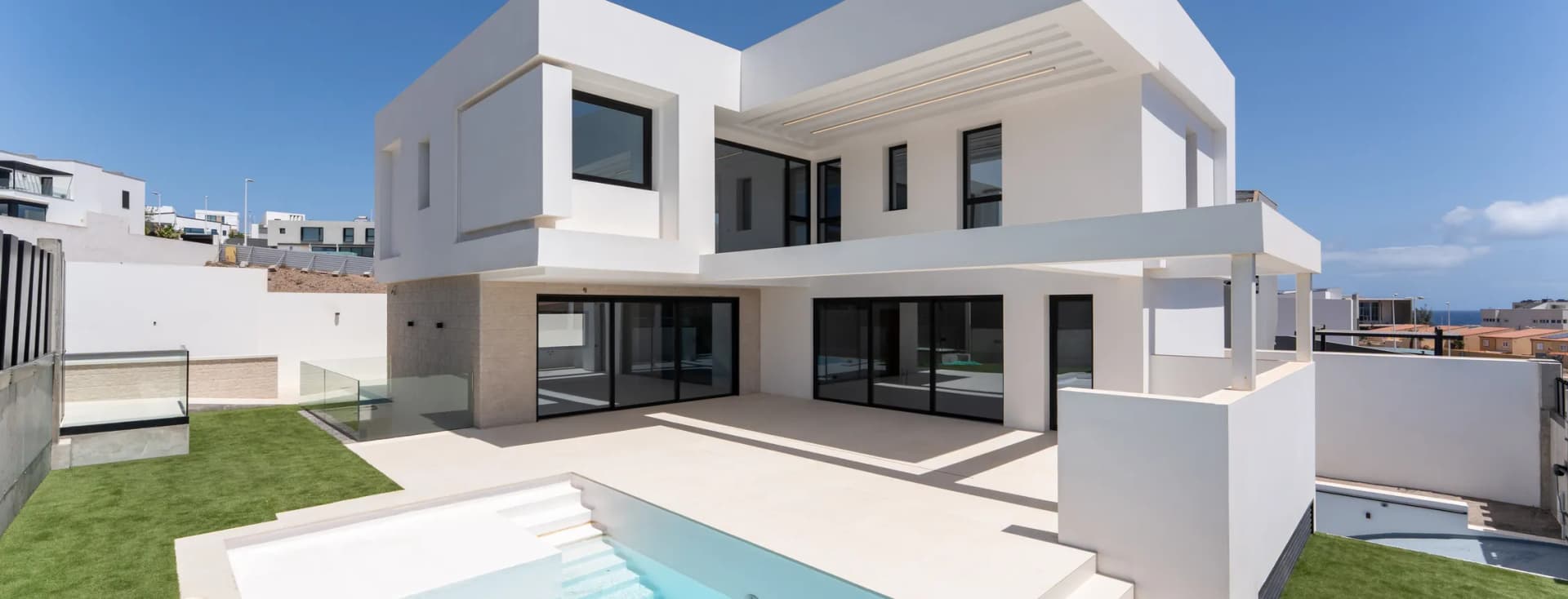 Vista de una casa moderna con piscina