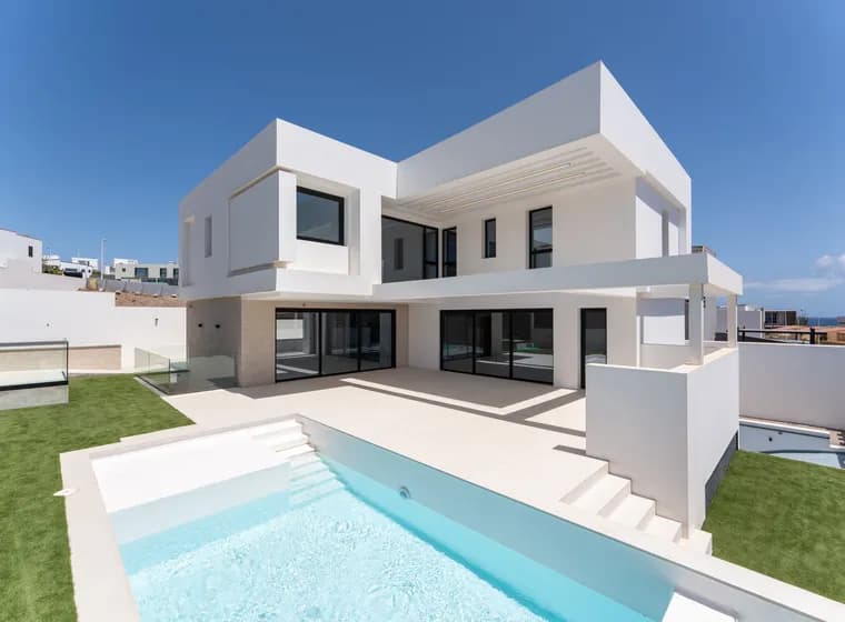 Vista de una casa moderna con piscina