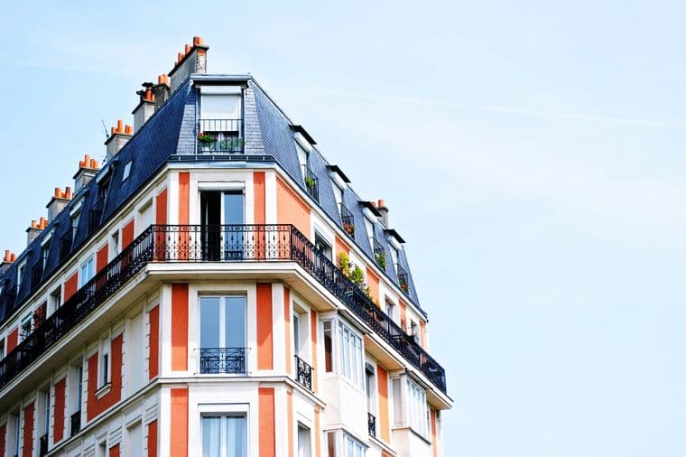Edificio de viviendas con balcones