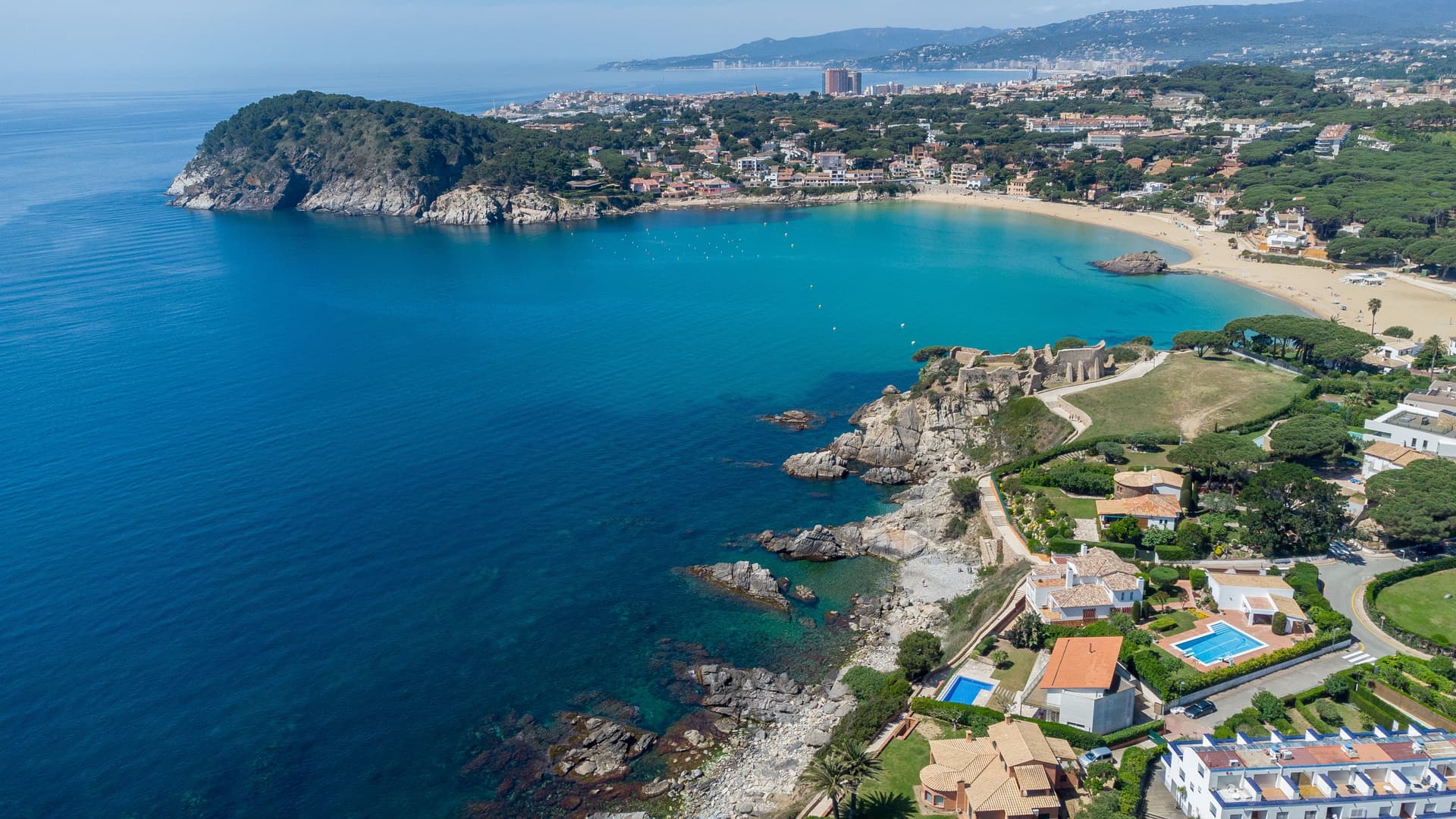 Vista área de una playa situada entre Palamós y Tamariu
